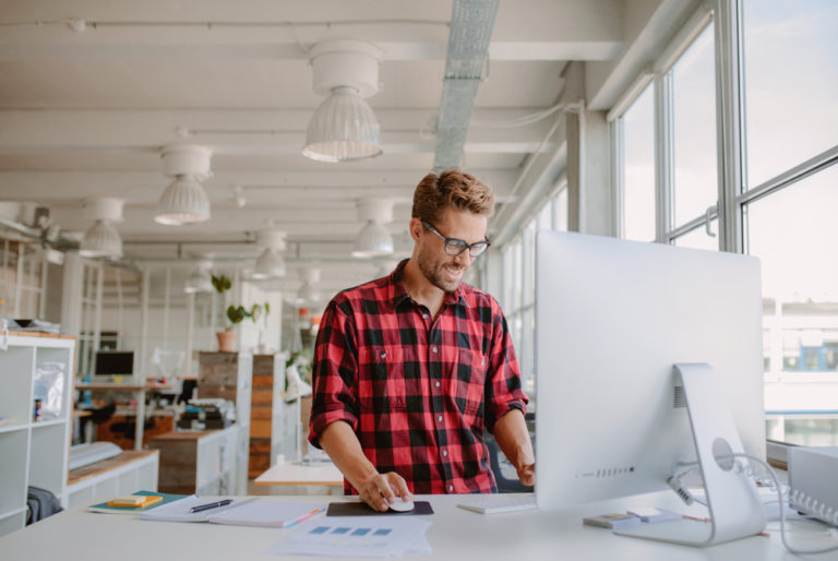 Richtig im Stehen arbeiten: Diese Tipps helfen