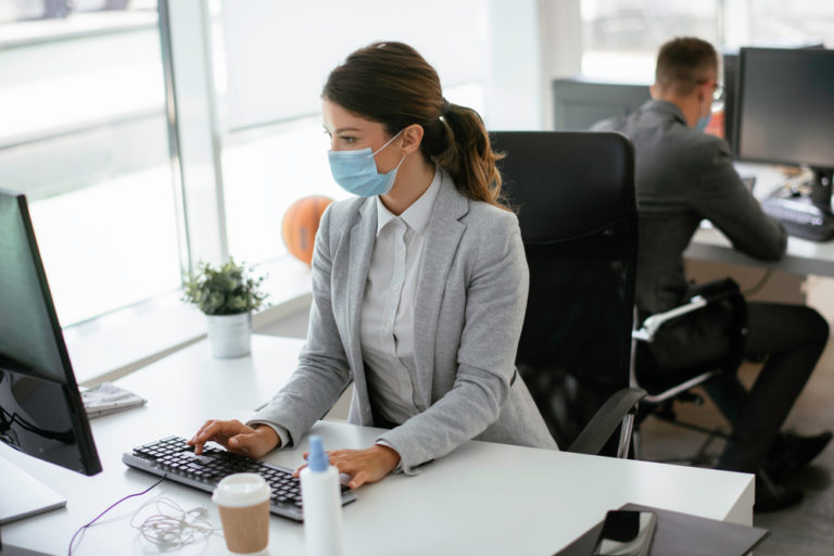 Kann ich als Arbeitgeber das Tragen einer Maske verlangen?