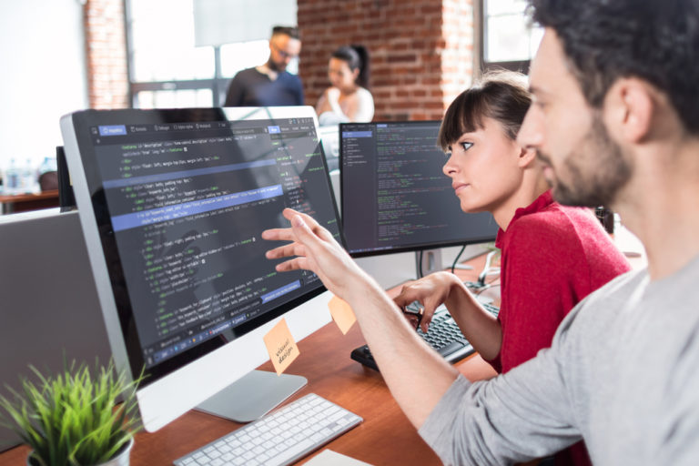 Sichere Jobs in der IT-Branche: Webentwickler:innen mit Talent für das Individuelle